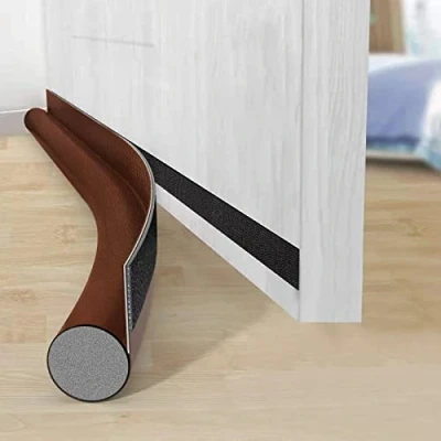 Immagine di AiQInu Paraspifferi Sottoporta, Guarnizione Porta, Prova del Suono Ridurre il Rumore Mantenendo Caldo Dentro e Freddo Fuori, per Porte Interne ed Esterne, 96cm x 8cm, Marrone