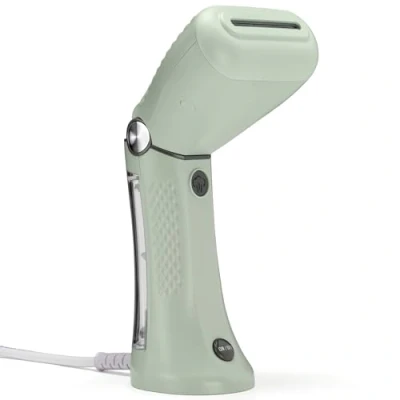 Immagine di Conair GSC24E Stiratore verticale da viaggio con vapore potente, multi voltaggio, testina regolabile, 20g/min, serbatoio 80ml, appendino pieghevole incluso, cavo 2.4m, verde