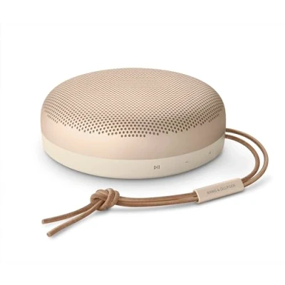 Immagine di Bang &amp; Olufsen Beosound A1 (2a Generazione) Speaker Bluetooth Portatile Premium Impermeabile IP67, Suono a 360 Gradi, Assistente Vocale Alexa, Vivavoce, Batteria di 18 Ore Oro