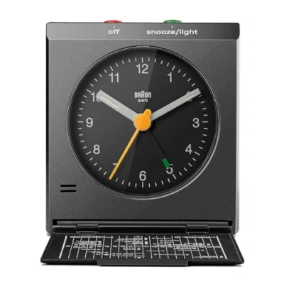 Immagine di Braun classica sveglia analogica da viaggio con funzione snooze, design vintage, dimensioni compatte, coperchio pieghevole, movimento al quarzo silenzioso, crescendo in bianco, modello BC05B.