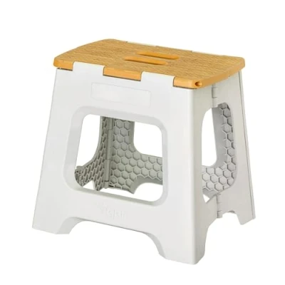 Immagine di VIGAR Sgabello pieghevole Modello Compact Altezza 32 cm Base superiore antiscivolo Ideale cucina, bagno e campeggio Passo massimo 150 kg Colore grigio marrone