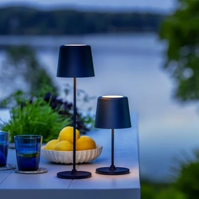 Immagine di Lightbox lampada da tavolo a LED interni ed esterni 37 cm / 23 di altezza, Ø 10 per in nero opaco con dimmer sfioramento mobile/wireless/portatile