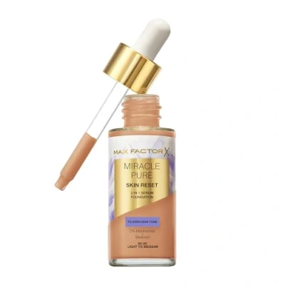 Immagine di Max Factor Miracle Pure 2in1 Skin Reset Serum Foundation, 60 80, Light to Medium, Formula vegan, uniforma l’incarnato, copertura media, finish matte satinato, Niacinamide e Bisabololo, 30 ml