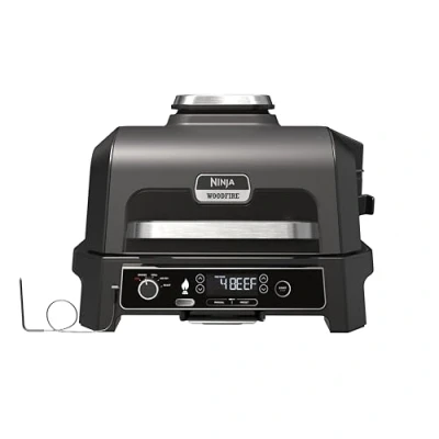 Immagine di Ninja Woodfire Barbecue Elettrico XL, Griglia Friggitrice ad Aria e Affumicatore 4 in 1 da Esterno, con Termometro a Sonda Digitale, Sistema di Cottura Intelligente Smart Cook, Grigio/Nero, OG850EU