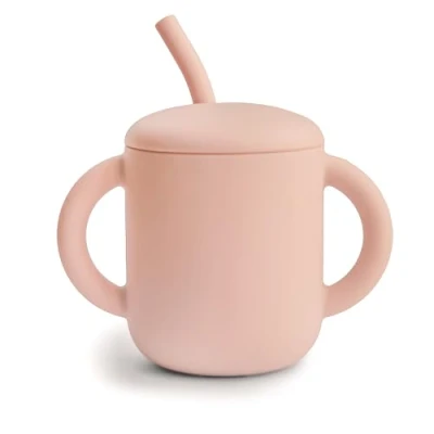 Immagine di mushie Tazza da allenamento in silicone e paglia 6+ mesi 175 ml, con manici antiscivolo a prova di fuoriuscite, senza BPA, non perdite, 100% per uso alimentare Blush