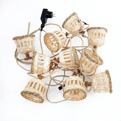 Immagine di newgarden AURORA Ghirlanda da soffitto a LED caldi in stile vintage per interni ed esterni. 10 lampadine E12 con paralume fibra di bambù e rattan.