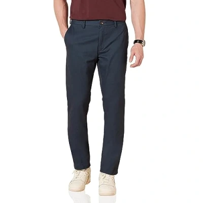 Immagine di Amazon Essentials Pantaloni Chino Aderenti con Parte Piatta sul Davanti Resistenti alle Pieghe Uomo, Blu Marino, 32W / 34L