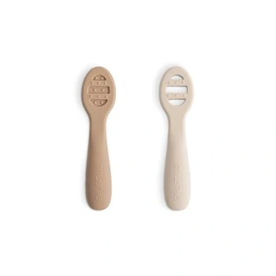 Immagine di Mushie Cucchiai di Apprendimento in Silicone Confezione da 2 Per Bambini Piccoli Neonati che Imparano a Mangiare Soli Lavabile Lavastoviglie Natural/Shifting Sand