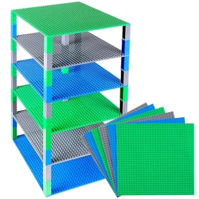 Immagine di Strictly Briks Set per costruzione torre include 6 basi impilabili e 50 pilastri 2x2 compatibili con tutte le principali marche 25,4 x cm blu/verde/blu