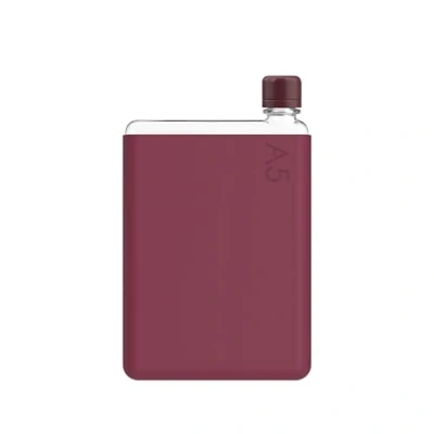 Immagine di memobottle A5 (Wild Plum) Bundle 750 ml Bottiglia, custodia in silicone e coperchio Bottiglia d&#039;acqua sottile per borse, accanto a libri computer portatili Tritan senza BPA Moderno