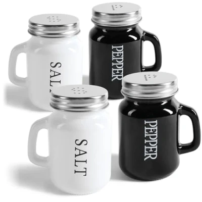 Immagine di COM FOUR® Set saliera e pepiera da 4 pezzi portaspezie con coperchio manico a vite barattolo di spezie forma boccale birra iscrizione shaker moderni (4 parti vetro nero/bianco)