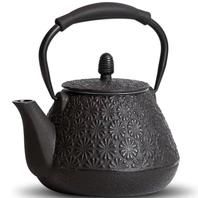 Immagine di MILVBUSISS Teiera in ghisa, 950 ml, modello giapponese Sakura Blossom, cassaforte per piano cottura, infusore foglie sfuse e caffè, manico silicone, interno smaltato, 32 once nero