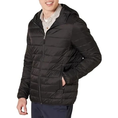Immagine di Amazon Essentials Piumino Leggero con Cappuccio Impermeabile e Ripiegabile Uomo, Nero, M