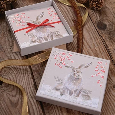 Immagine di Wrendale Designs Set di 8 biglietti auguri lusso motivo Snowfall con coniglietti e bacche invernali confezione regalo