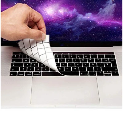 Immagine di MyGadget Copritastiera compatibile con Apple MacBook Pro 13 Pollici &amp; 15&quot; Touchbar Protezione Tastiera QWERTY [Spagnolo] in Silicone Flessibile Skin Nero