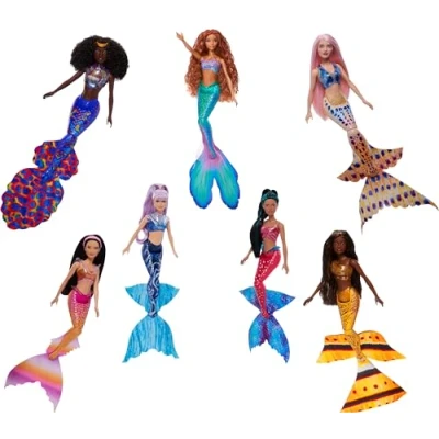 Immagine di Mattel Disney La Sirenetta Set Ariel e le sue Sorelle, include 7 bambole sirena, ciascuna con acconciatura particolare stampa unica sul top sullacoda, giocattolo per bambini, 3+ anni, HPT16