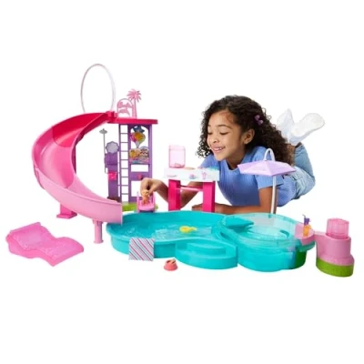 Immagine di Barbie Piscina dei Sogni, set con 6 aree di gioco tra cui scivolo e idromassaggio, cuccioli, galleggianti oltre 20 accessori inclusi, giocattolo per bambini, 3+ anni, JKG83