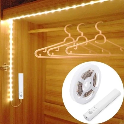 Immagine di Luce Armadio LED con Sensore di Movimento, OriFiil Striscia 1 Metro Striscie a Batteria, 3000K Bianco Caldo Bambini Notturna per Armadi Camere da Letto, Scala, Guardaroba, Bagno