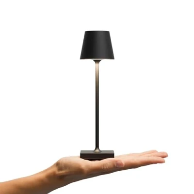 Immagine di SIGOR Nuindie pocket Piccola lampada da tavolo dimmerabile a LED ricaricabile per interni ed esterni, IP54, altezza 21 cm, con USB C, durata della luce 7 ore, nero notte