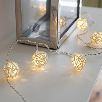 Immagine di Lights4fun Filo di 16 palle vimini illuminate a LED bianchi pile