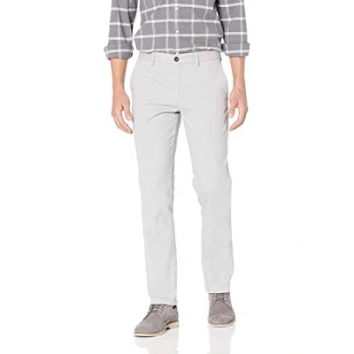 Immagine di Amazon Essentials Pantaloni Chino Aderenti con Parte Piatta sul Davanti Resistenti alle Pieghe Uomo, Grigio Chiaro, 32W / 29L