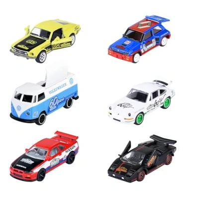 Immagine di Majorette Modellino di auto della Deluxe Compleanno Edition 60 anni, giocattolo con licenza stampata e scatola lamiera, 7,5 cm, a partire dai 3 anni (1 casuale in 6 opzioni)