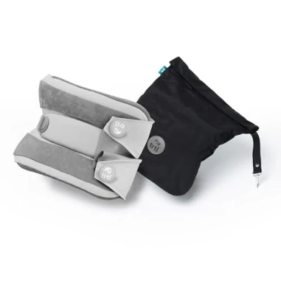 Immagine di trtl Travel Pillow Plus Grigio Cuscino da viaggio regolabile in altezza Per viaggiare comodamente aereo, auto e autobus Sistema di supporto unico Salvaspazio
