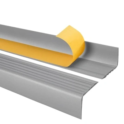 Immagine di Profilo per bordi scale angolare in PVC autoadesivo, Paraspigolo Strisce antiscivolo gradini RGP 50x42mm, argento, 80cm