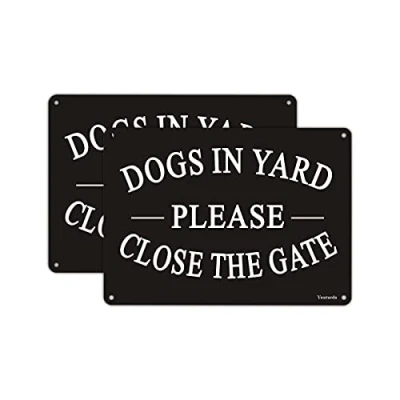 Immagine di Yuntarda, cartello &quot;Dogs in Yard Please Close the Gate Sign&quot;, confezione da 2, 18 x 25 cm, metallo, resistenti fori preforati, per un facile montaggio interni o esterni, porte cancelli