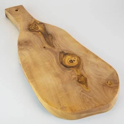 Immagine di Tagliere rustico con manico in legno d&#039;ulivo, dimensioni 50 55 cm