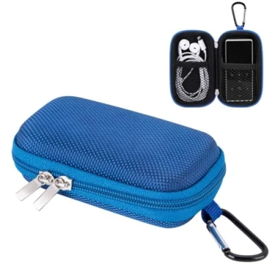 Immagine di AGPTEK Custodia per Lettore MP3 da 1,8 Pollici(10*5cm) e Auricolare,BC Protezione Copertura Durevole a Conchiglia Portatile con Gancio in Metallo,Supporto Apple Airport,iPod Nano,iPod Shuffle,Blu