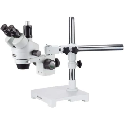 Immagine di Microscopio trinoculare stereo zoom, 7X 45X, su supporto a braccio singolo.