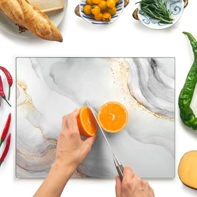 Immagine di Tagliere in Vetro 40x30 cm: Salvapiano per Cucina Durevole e Igienico Resistente ai Graffi, a Prova di Calore, Facile da Pulire Bianco Oro