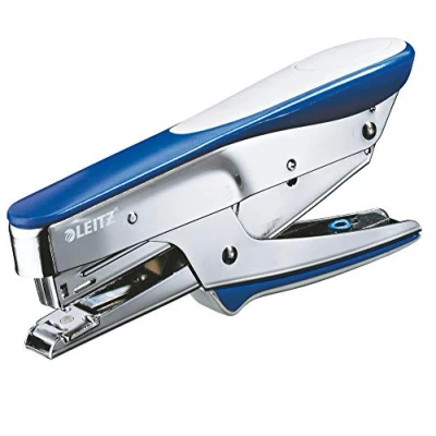 Immagine di Leitz Cucitrice a Pinza, Capacità fino 15 Fogli, Blu, Design Ergonomico in Metallo con Inserti Gomma Softgrip, Caricamento dall&#039;Alto, per l&#039;uso Punti P2 (No. 10), 55450033