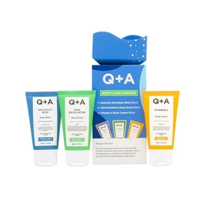 Immagine di Q+A Bodycare Heroes Giftset Routine Skincare in 3 Fasi: Detergente Corpo all&#039;Acido Salicilico, Scrub Esfoliante con AHA e Crema alla Vitamina C, Formato da Viaggio 50ml ciascuno, Esfolia
