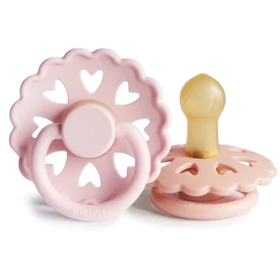 Immagine di FRIGG Fairytale Confezione da 2 ciucci Ciuccio In lattice Senza BPA Prodotto Danimarca Tettarella simmetrica a ciliegia (White Lilac/Pretty Peach, Taglia 1 (0 6 Mesi))