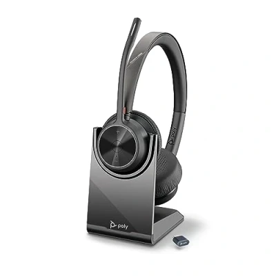 Immagine di Poly Voyager 4320 UC, Cuffia Senza Filo, Connessione Bluetooth 5.1 e Dongle USB C BT700, Cuscinetti in Similpelle, Autonomia 24 Ore, Base per Ricarica, Compatibile con Windows 10 macOS, Nero