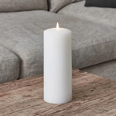 Immagine di Lights4fun Grande Candela Pilastro TruGlow® in Cera Bianca di 25cm con LED Bianchi Caldi a Pile per Arredo Interni