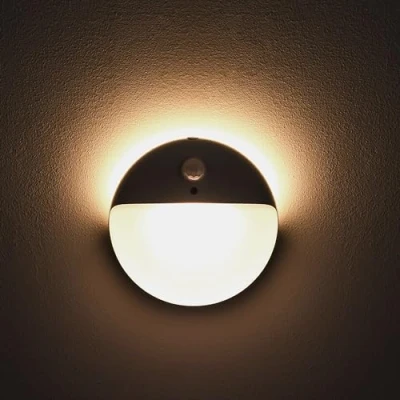 Immagine di YUNLEX 2 Pack luce notturna con sensore di movimento, sorgenti luce, 3 modalità alimentata a batteria, dimming stepless per camera da letto, bagno, scale