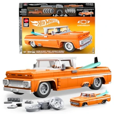 Immagine di Mattel Brick Shop Hot Wheels Serie Elite set da costruire, Custom ’62 Chevy Pickup, 858 pezzi, adesivi per personalizzare l&#039;auto, collezionisti adulti e bambini dai 10 anni in su, JFT20