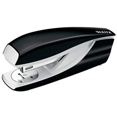 Immagine di Leitz Cucitrice, Capacità fino a 30 Fogli, Design Ergonomico in Metallo, Include Punti, Gamma WOW, Retail Box, 55022095, Nero