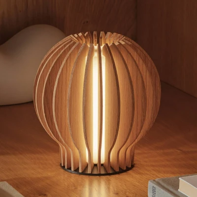 Immagine di Lampada LED da tavolo ricaricabile Eva Solo Radiant, legno chiaro, Ø 14