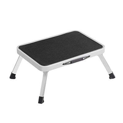 Immagine di SONGMICS Scaletta a Gradini, Scala, Pieghevole, Sgabello in Acciaio, Gradini Antiscivolo, Portante 150 kg, Dimensioni da Piegata 32 x 44 17,5 cm, Bianco GSL01WT