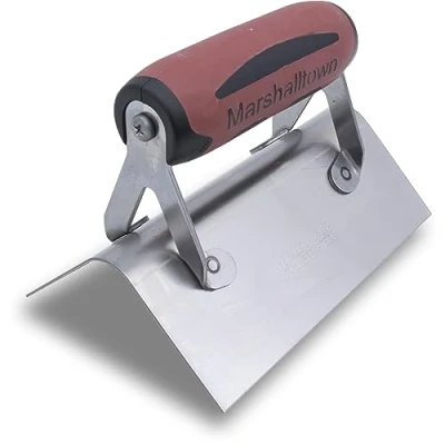 Immagine di cazzuola ad angolo esterno Marshalltown con manico in Durasoft, acciaio inox, dimensioni cazzuola: 152x64 mm, raggio