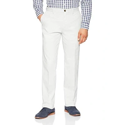 Immagine di Amazon Essentials Pantaloni Chino Classici Piatti sul Davanti e Resistenti alle Pieghe (Disponibili nelle Taglie Big &amp; Tall) Uomo, Argento, 40W / 30L