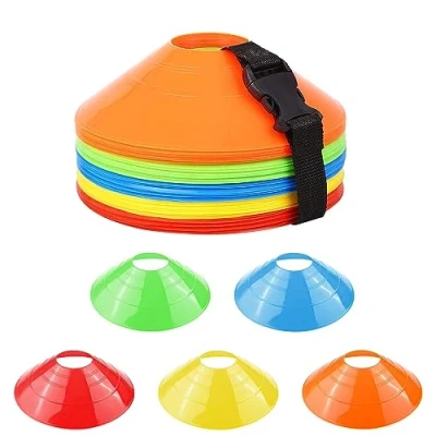 Immagine di Fousenuk 50 Pezzi Coni da Allenamento, Rotondi Cinesini per Allenamento con Cinghia di Bloccaggio e Borsa a Rete, Disco l&#039;Allenamento del Calcio Marcatura Campo (5 Colori)