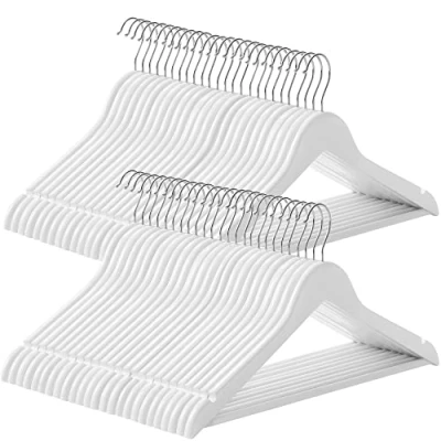 Immagine di SONGMICS Grucce Legno, 50 Pezzi, Appendiabiti con Scanalature su Spalle, Barra Portapantaloni Antiscivolo e Gancio Girevole a 360, per Completi Camicie Cappotti, Bianco Argento CRW03W