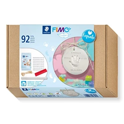 Immagine di STAEDTLER FIMOair 81 set 03 Pasta modellabile leggera ad asciugatura all&#039;aria, di ricordi per impronte mani bambino (set 92 pezzi, tra cui blocco argilla da 125 g e kit timbri