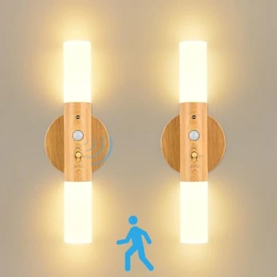 Immagine di GuKKK LED Lampada da Parete Interno, 2 Pcs Ricaricabile USB in Legno con Sensore di Movimento a Induzione, Applique Batteria Funzionamento Batteria, Ruotabile 360 (Legna)