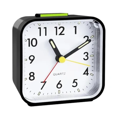 Immagine di CNMTCCO Sveglia analogica, senza ticchettio, con luce, alimentata a batteria, allarme forte, funzione Snooze, funzionamento silenzioso, display fosforescente, adatta chi ha il sonno profondo.